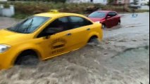 Sağanak Yağmur Caddeleri Göle Çevirdi