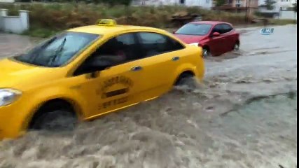 Sağanak Yağmur Caddeleri Göle Çevirdi