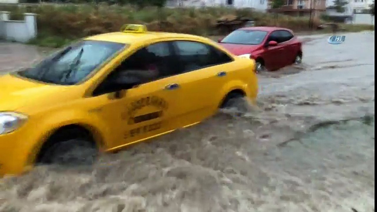 Sağanak Yağmur Caddeleri Göle Çevirdi