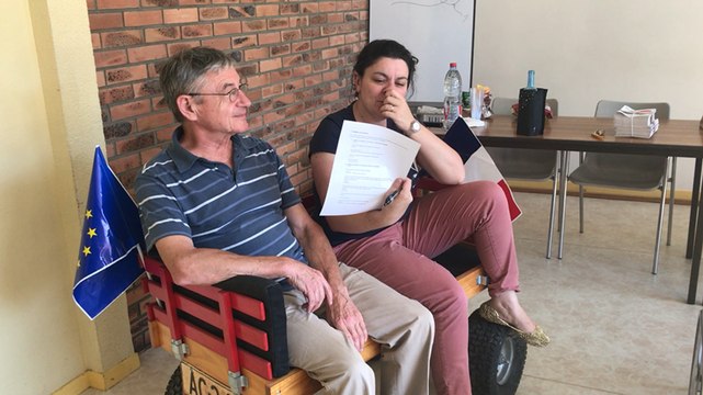 Le Wagon mobile de La République En Marche de Lisieux pour aller à la rencontre des habitants