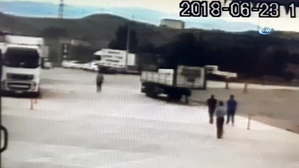 İki otomobilin kafa kafaya çarpıştığı anlar kamerada