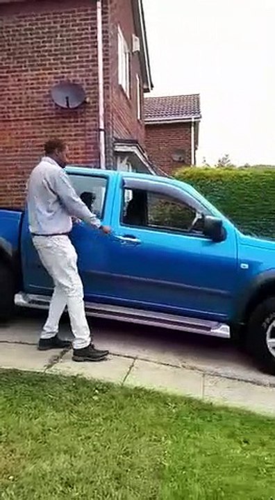 Il sort ses poubelles avec son pickup ! LOL