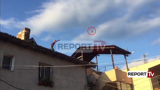 Report Tv - Berat, mbante peng djalin, kërcënon se do të hidhet nga çatia