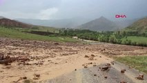 Erzurum'un İlçelerinde Sel, Yolları Ulaşıma Kapattı