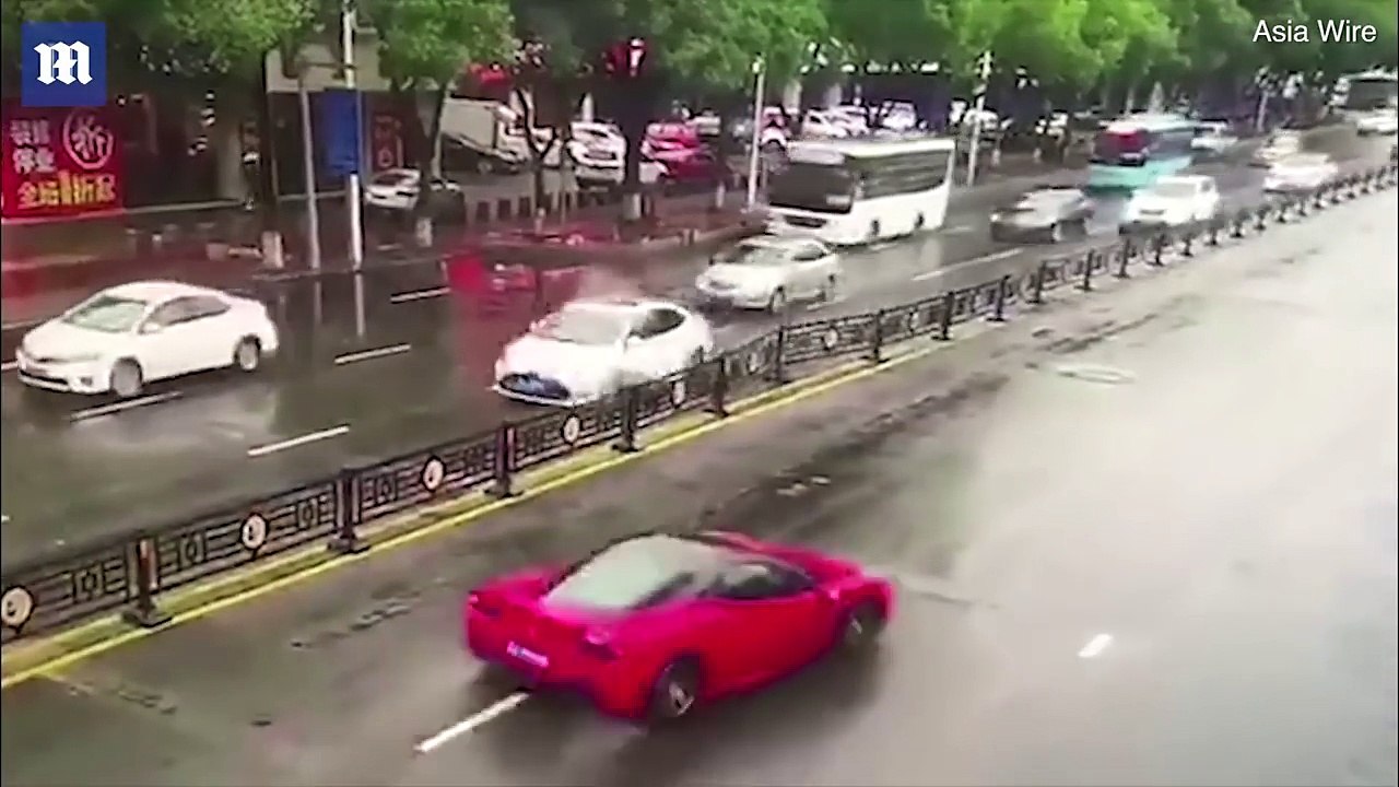 Kiralık Ferrari'yi haşat etti
