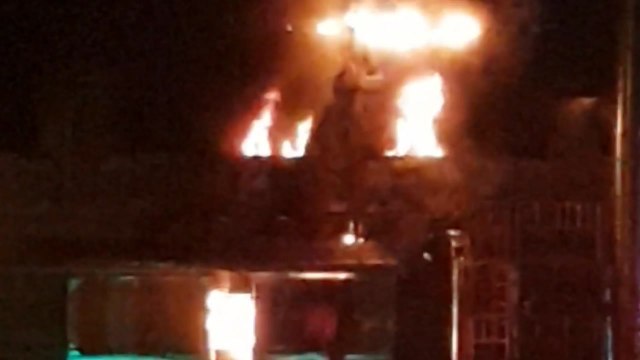 김해 플라스틱 원료 공장 불...억대 피해 / YTN