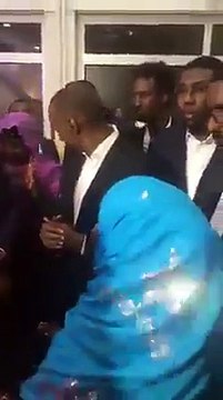 Hooyo Soomaaliyeed oo Ra'iisul Wasaaraha ka codsatay 3000 oo dollar oo ay wiilkeeda ku dawaysato. Isna maxuu yiri?.