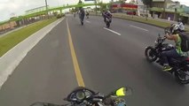 Un motard essaie de stopper une moto sans pilote et se prend une grosse gamelle