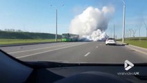 Un automobiliste doit traverser un mur de fumée en pleine route... Terrifiant