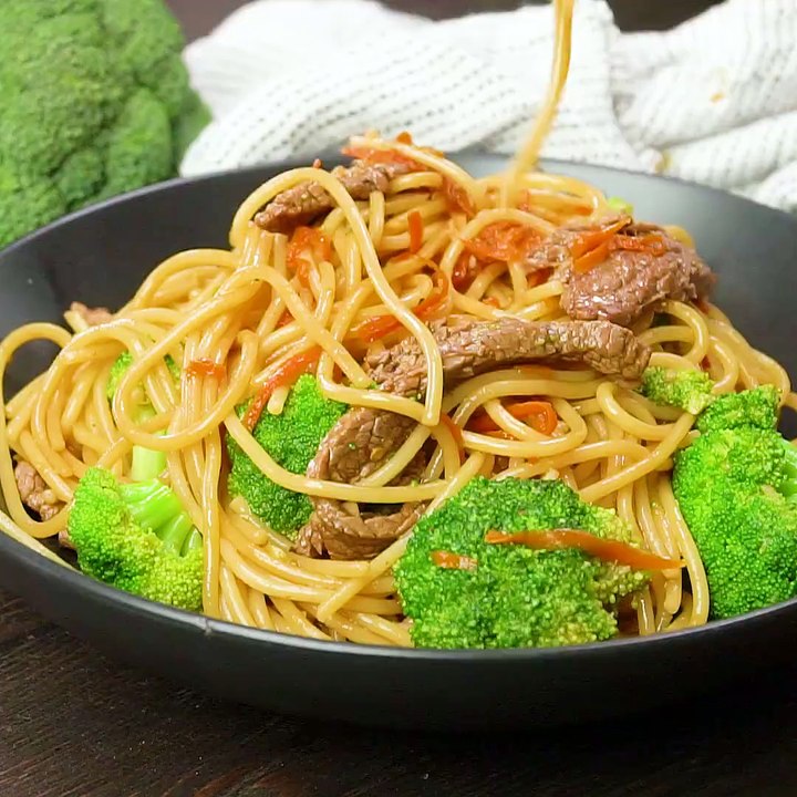 CARNE DE AJO Y BRÓCOLI