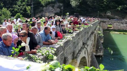 Bosna Savaşı'nda öldürülenler için Drina Nehri'ne gül bırakıldı - VİSEGRAD