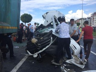 Yolcu Minibüsü, Çöp Kamyonuna Çarptı: 2'si Ağır, 10 Yaralı