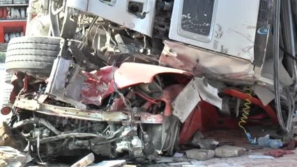 KKTC'de Kum Yüklü Tır Devrildi: 2 Ölü