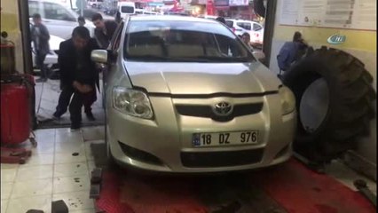 Araçta Sıkışan Kedi Kurtarıldı