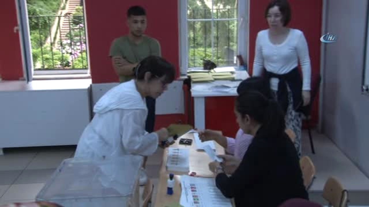 Ünlü Sanatçı Sezen Aksu Oyunu Kullandı...minik Serçe'nin Sinirli Halleri Dikkat Çekti