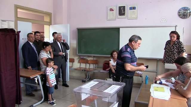 Türkiye sandık başında - CHP Genel Başkan Yardımcısı Tuncay Özkan oyunu kullandı - İZMİR