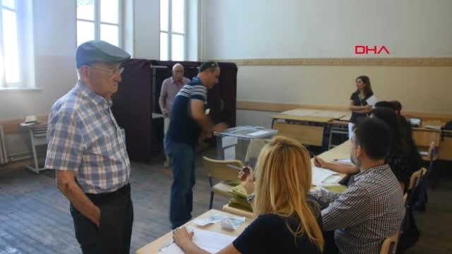 İzmir CHP'li Tuncay Özkan, Oyunu İzmir'de Kullandı