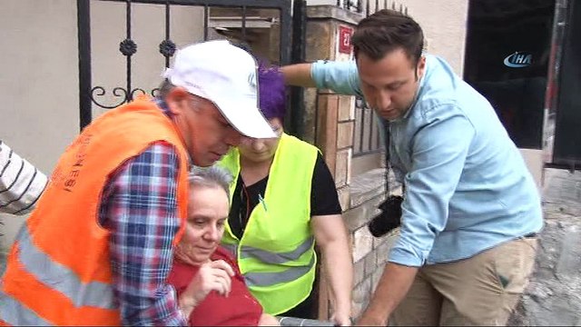 - Engelli ve yatalak hastalar özel araçlarla oy kullanmaya götürüldü-