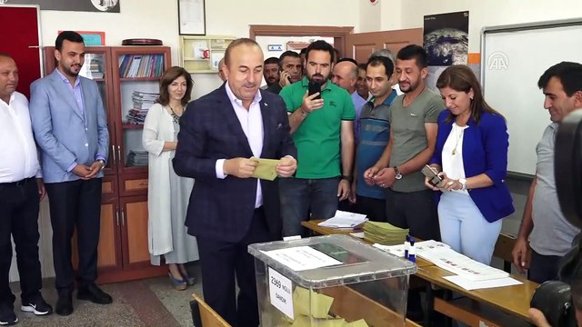 Türkiye sandık başında - Dışişleri Bakanı Çavuşoğlu oyunu kullandı - ANTALYA