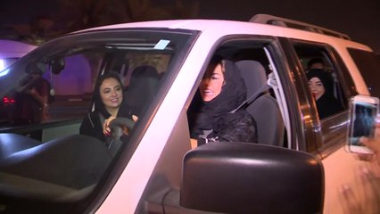 그녀도 운전대를 잡았다...사우디, 오늘부터 여성 운전 허용 / YTN