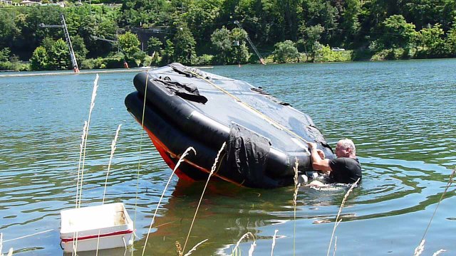 Insolite : des radeaux de survie dans le port aux Roches-de-Condrieu