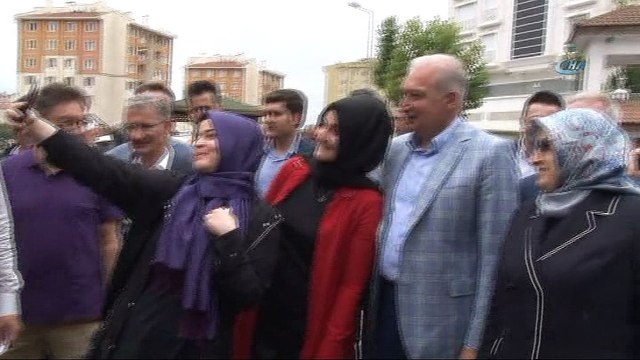 İstanbul Büyükşehir Belediye Başkanı Mevlüt Uysal oyunu ailesi ile birlikte kullandı