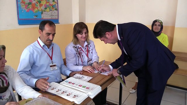 TBMM Başkanvekili Yaşar Tüzün oyunu kullandı - BİLECİK