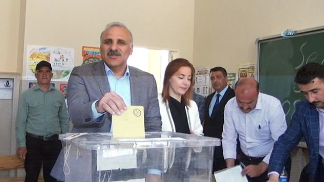 Van Valisi Zorluoğlu eşiyle birlikte oyunu kullandı