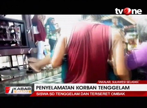 Detik-detik Anggota TNI Selamatkan Korban Tenggelam di Laut
