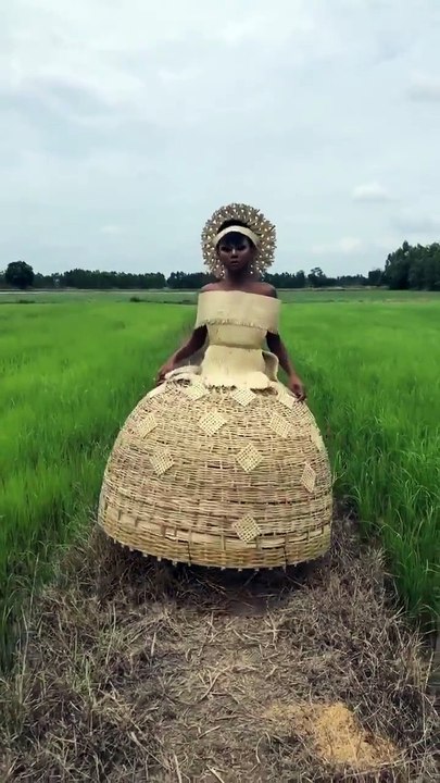 Vous n'avez jamais vu une robe comme ça... Tout en paille
