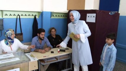 Bakan Kaya, oyunu çocuklarıyla birlikte kullandı