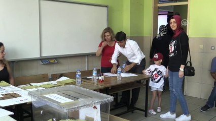 Türkiye sandık başında - Beşiktaş taraftarı anne ve minik kızı - ANTALYA