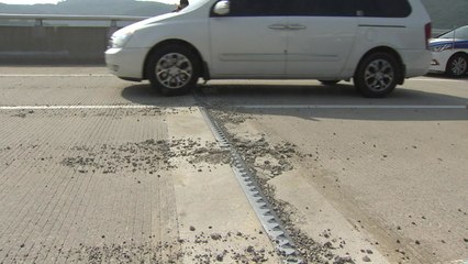 부산-울산 고속도로 차량 수십 대 파손..."더위에 이음새 솟아 올라" / YTN