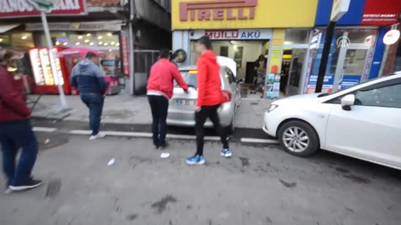 Arabanın Motor Kısmına Giren Yavru Kedi Kurtarıldı