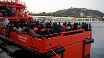 800 migranti soccorsi in Spagna, Lifeline in attesa