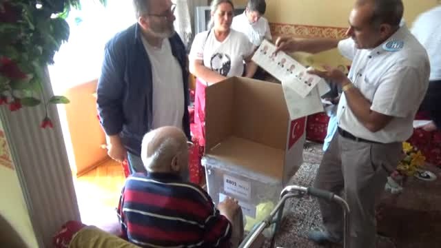 Seyyar Sandıklar Bursa'da da Seçmenin Ayağına Gitti