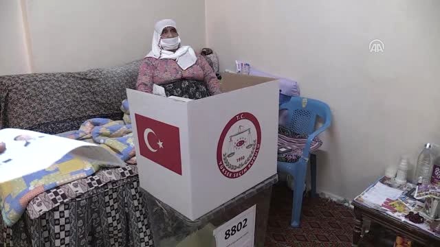 Türkiye Sandık Başında - Yatağa Bağımlı Kadın Evinde Oy Kullandı