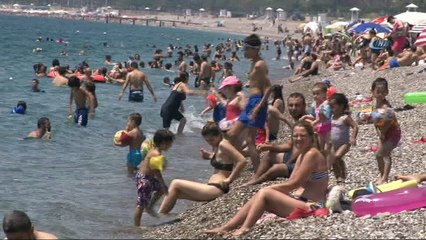 Antalya’da oyunu kullanan denize koştu