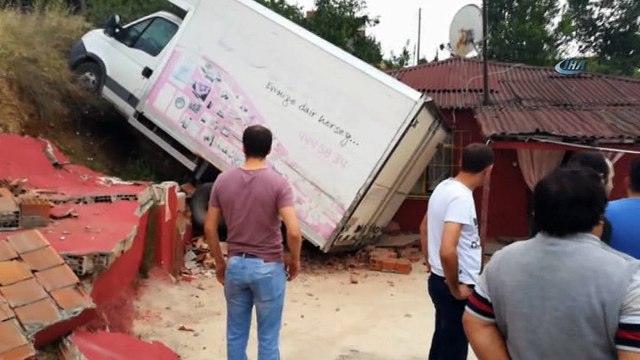 Freni boşalan park halindeki kamyonet eve çarptı