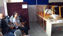Hülya Avşar ve kızı Zehra Çilingiroğlu oy vermeye birlikte geldi