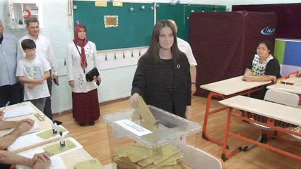 Bakan Çelik Adana’da oyunu kullandı