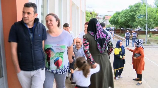 80 yaşındaki diyaliz hastası oy kullanmaya ambulans ile geldi