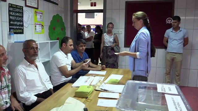 Antalya'da yerleşik Ruslar oy kullanıyor