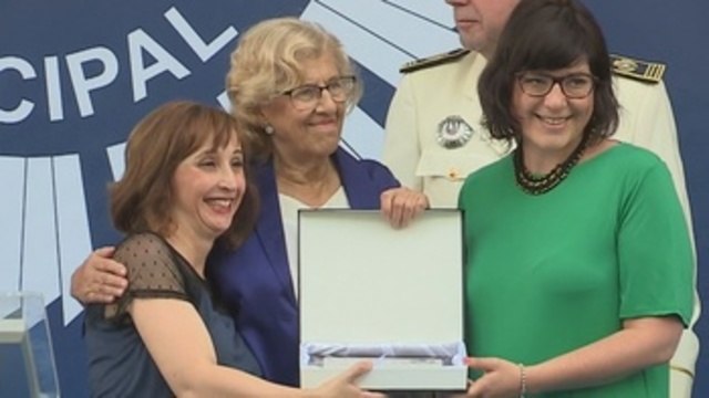 Carmena entrega la metopa de la Policía Municipal a EFE por su objetividad