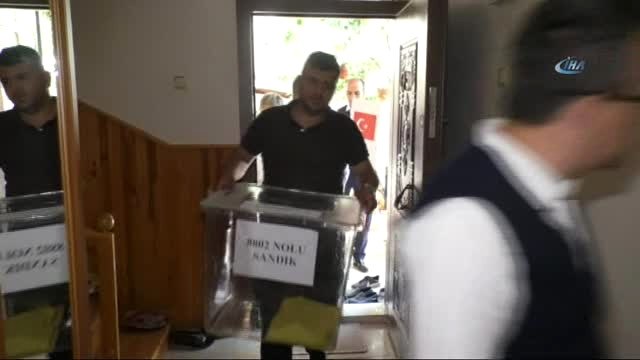 Nineler Seyyar Sandıkta Oy Kullandı