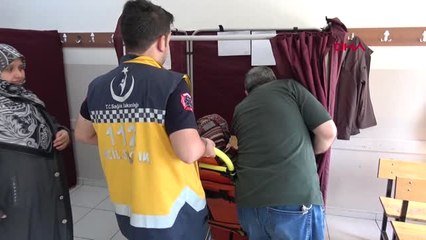 Erzurum Sandık Başına Sedye ile Götürüldü