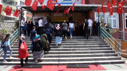 Sandık başına papağanlarıyla gitti - TRABZON