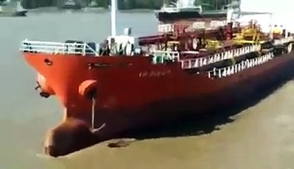 Tanker Crash into ships and shore Ship Crash Viral video