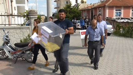 Seyyar sandıkta oylarını kullandılar