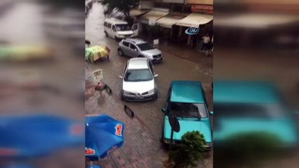 Ünye'de sağanak yağış vatandaşlara zor anlar yaşattı